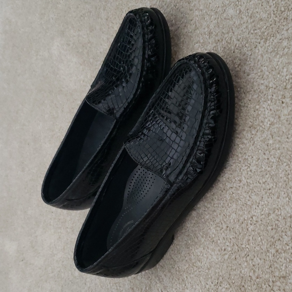 SAS Simplify black patent‎ leather croc embossed loafers size 9.5